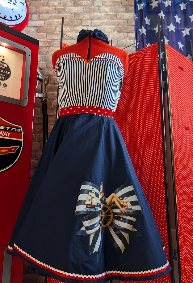 robe pin up retro de couleur marine