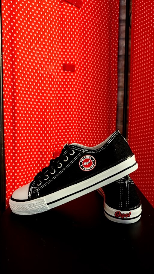 basket pin up de couleur noir et rouge