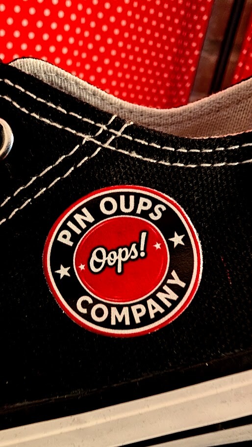 basket pin up de couleur noir et rouge