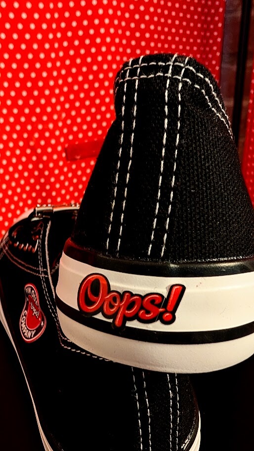 basket pin up de couleur noir et rouge