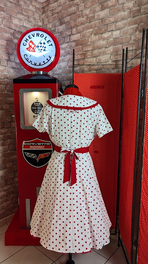 robe pin up retro de couleur blanche à pois rouge