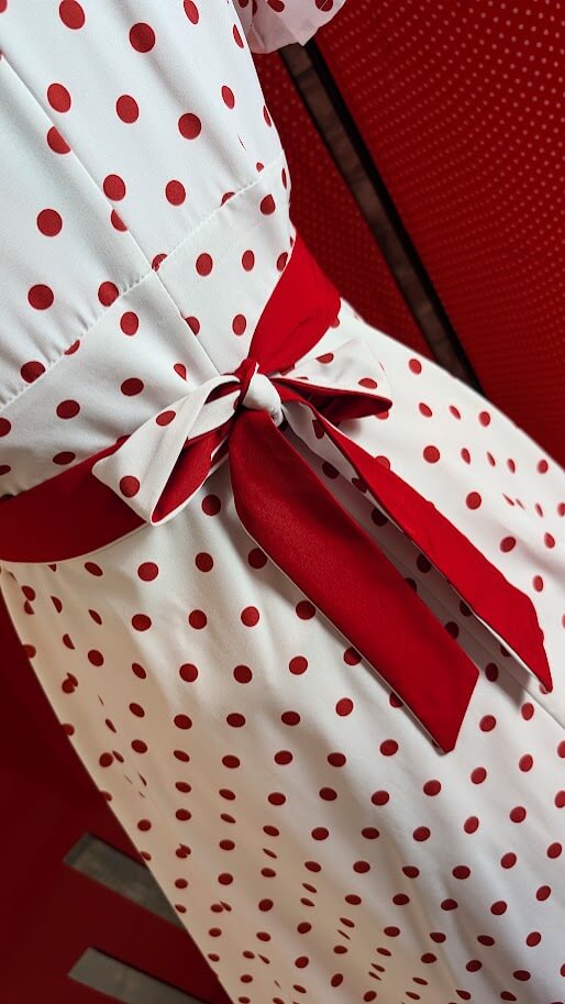 robe pin up retro de couleur blanche à pois rouge